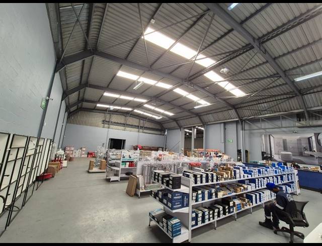 2,200M² WAREHOUSE FOR SALE IN BEACONVALE